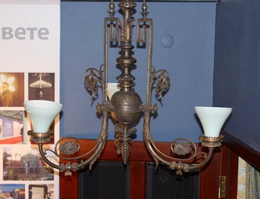 Старинная бронзовая люстра с плафонами