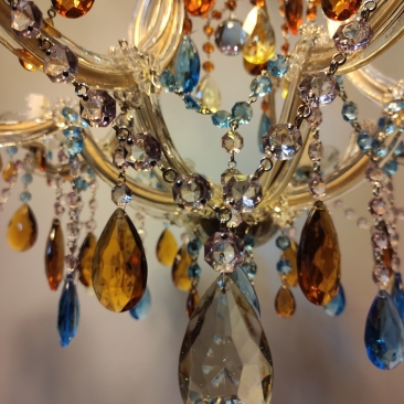 Винтажная люстра с цветным хрусталем